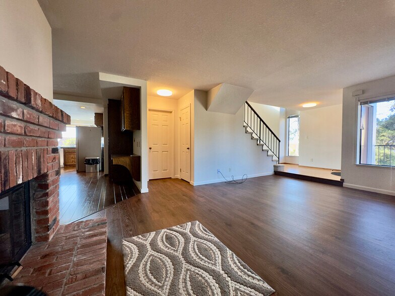 Building Photo - 2221 Pinehurst Way