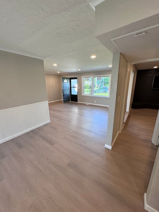 Building Photo - Mayo Meadow 3 Bed 1.5 Bath Cutie! Fully Up...