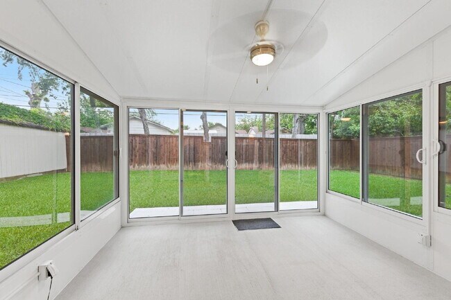 Building Photo - "Beautifully Maintained 3-Bedroom, 3-Bath Gem with Modern Updates, Spacious Living and Exceptiona...