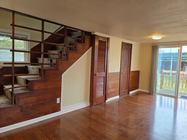 Building Photo - One Bedroom Duplex with Fenced Yard