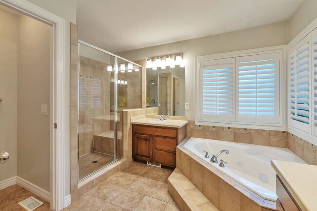 Building Photo - AVAILABLE NOW  — SPACIOUS & BEAUTIFUL Bountiful Meadows Home. 4 BED 3 BATH SIGNLE FAMILY HOME