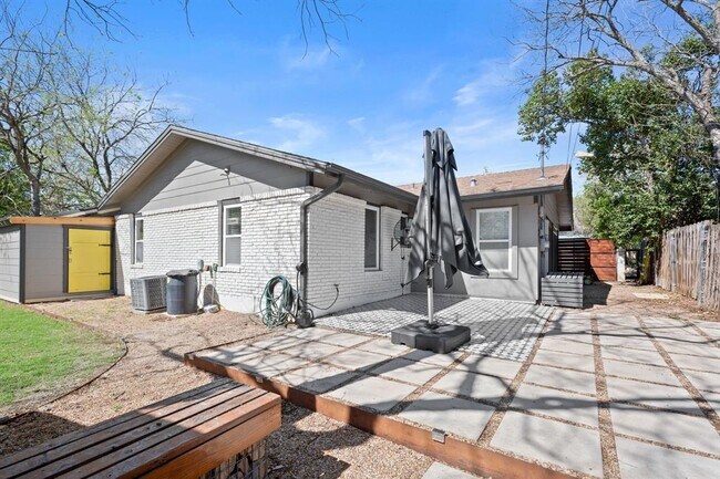 Building Photo - 3203 S Oak Dr