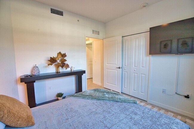 Building Photo - Seasonal Short-Term 3 Bedroom 2 Bathroom First Floor Condo located in Wellen Golf & Country Club!