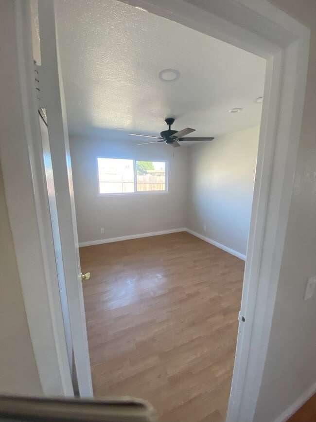 Building Photo - 9211 Vernon Ave