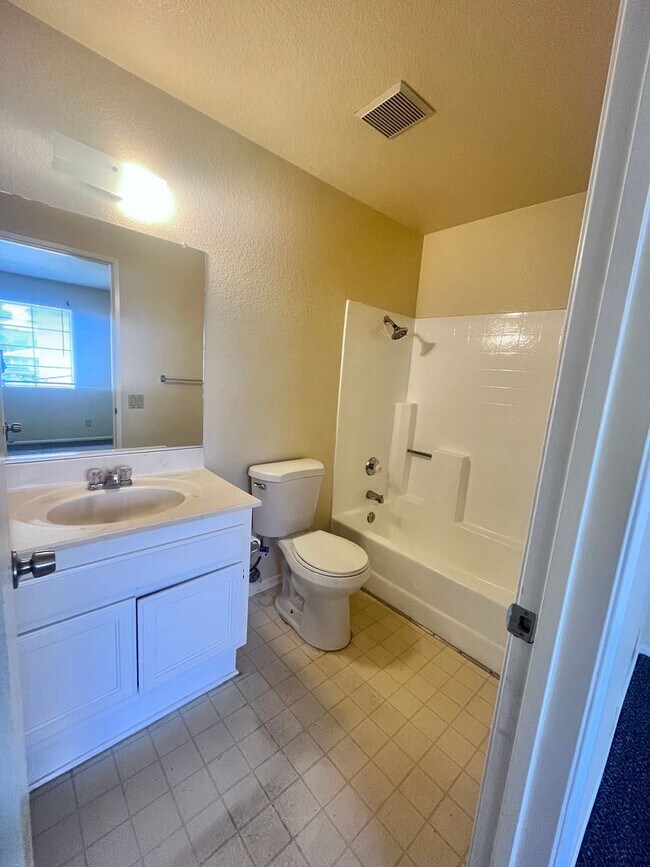 Building Photo - 3 Bedroom Condo in Mentone