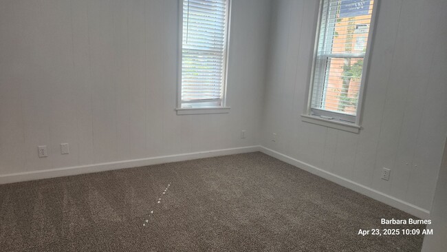 Building Photo - 3 bedroom 2 bath