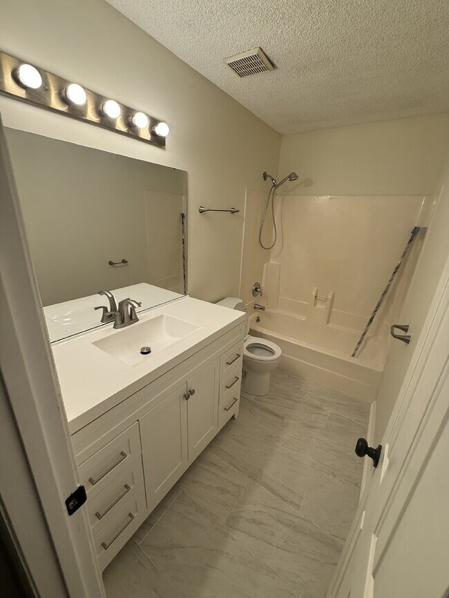 Building Photo - 821 Hillmore Dr