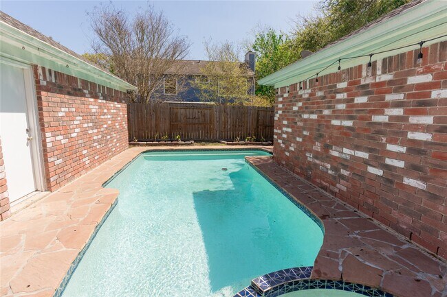 Building Photo - 4007 Spring Forest Dr