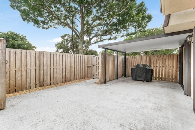 Building Photo - 1024 10th Ln