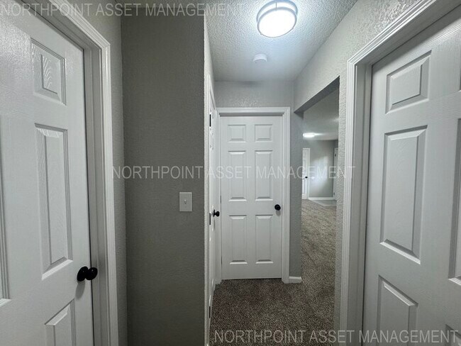 Building Photo - Spacious & Bright 4-Bed, 2-Bath Home in Fa...