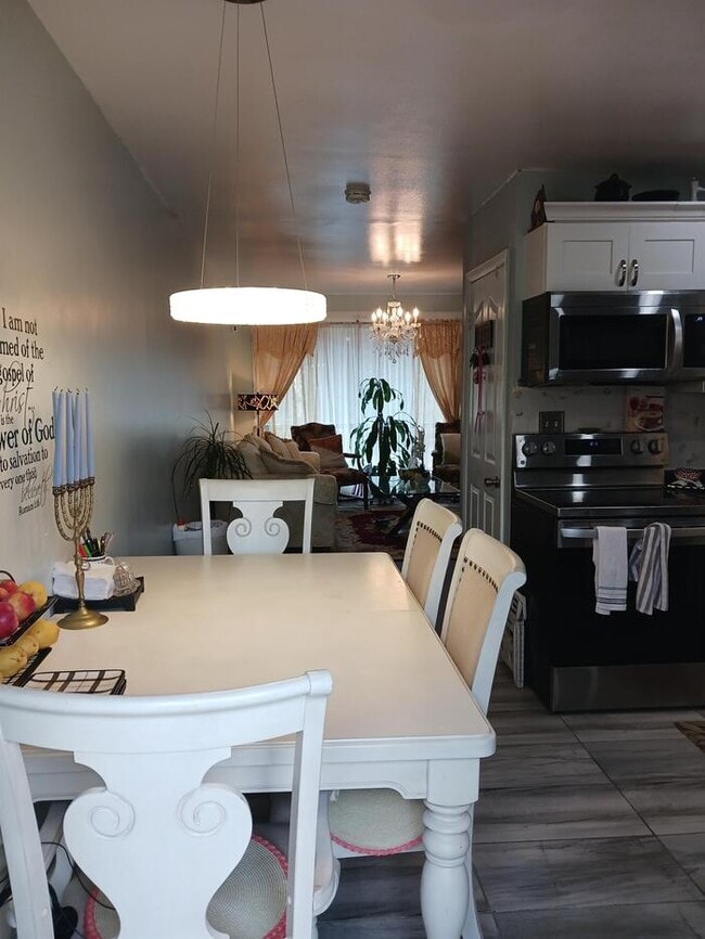 Building Photo - 2 Bedroom Condo