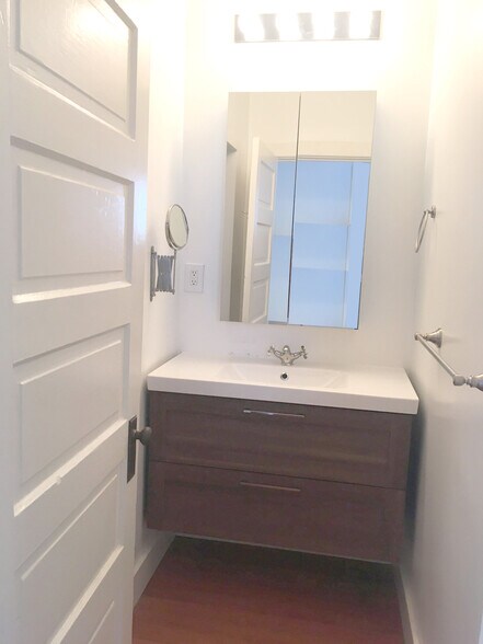 half bath - 940 York St