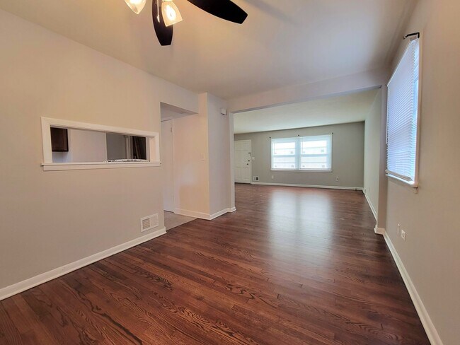 Building Photo - 611 Waukegan Rd