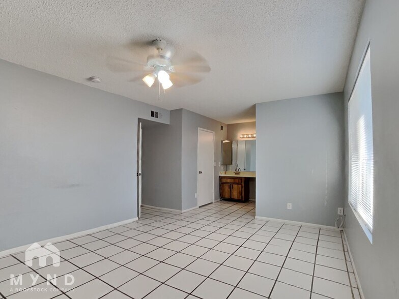 Building Photo - 1916 E Ardmore Dr