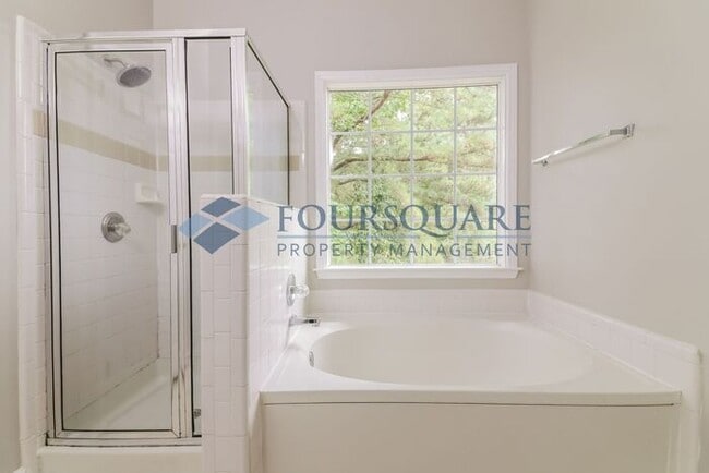 Building Photo - Spacious 4-Bed Home with Double-Height Cei...