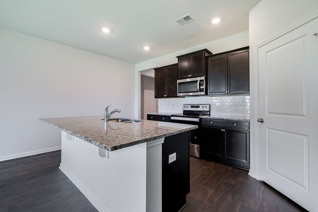 Building Photo - Stylish 4-Bed 2 Bath Ranch Home with Moder...