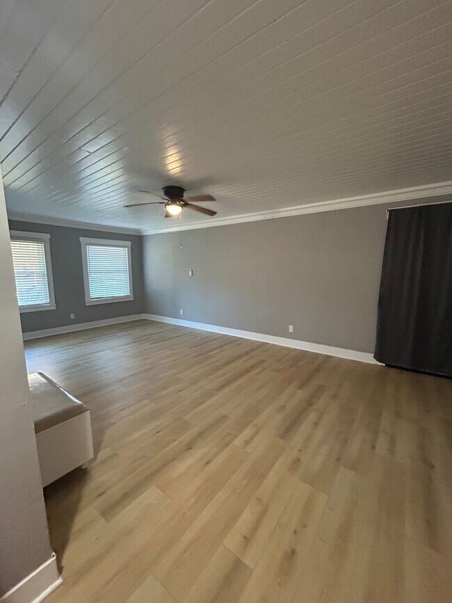 Building Photo - Beautiful updated 4 Bedroom, 3 Bath Ranch ...