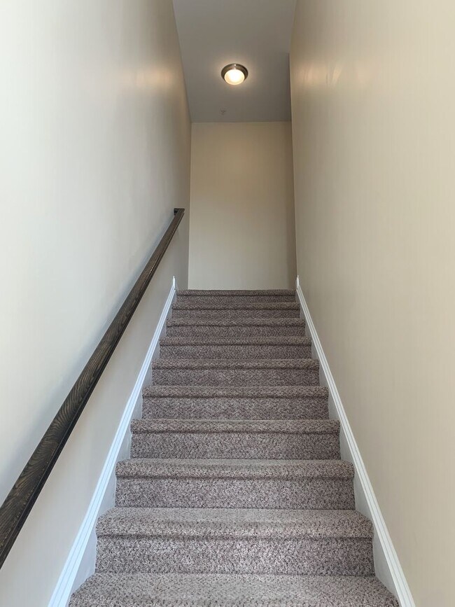 Building Photo - Spacious 3-Bed, 2.5-Bath Townhouse with Fe...