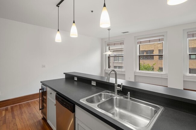 Building Photo - 55 1/2 Haywood St, Apt 3B
