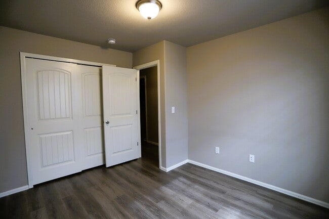 Building Photo - Contemporary, light-filled townhouse available for lease!