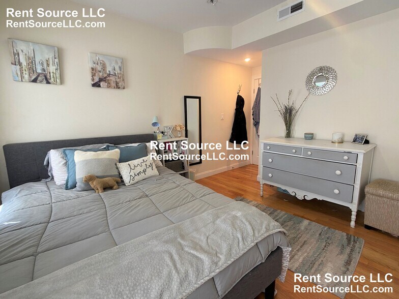 Building Photo - 537 Main St