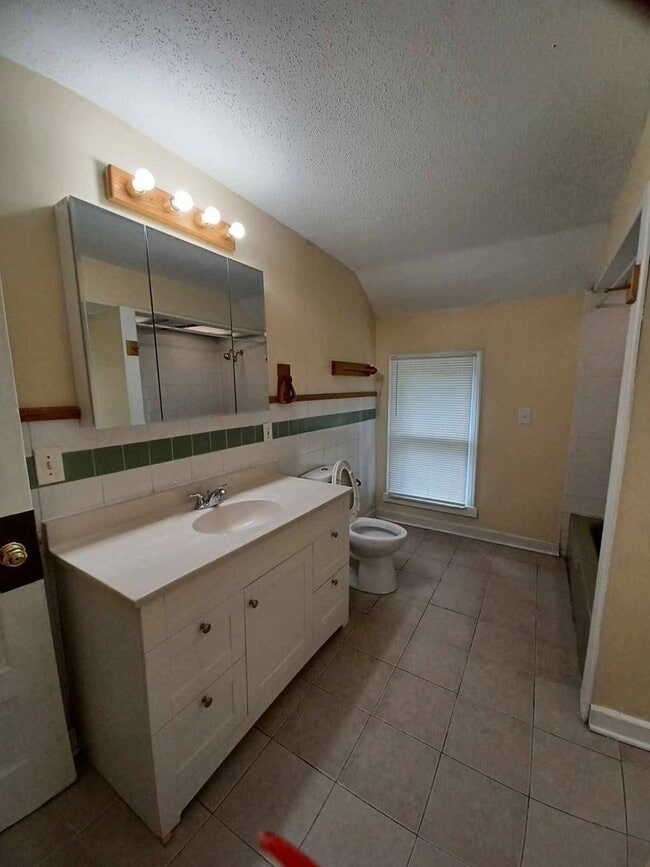 Building Photo - 2 Bedroom House for Rent - North of Swedish American Hospital