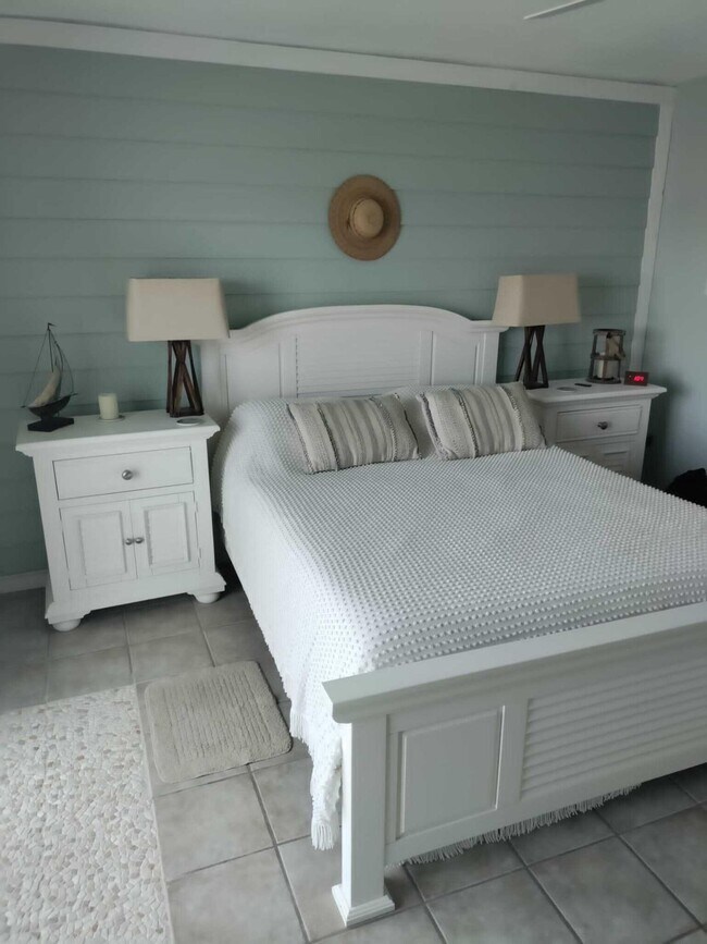 Building Photo - 1516 S Lakeside Dr