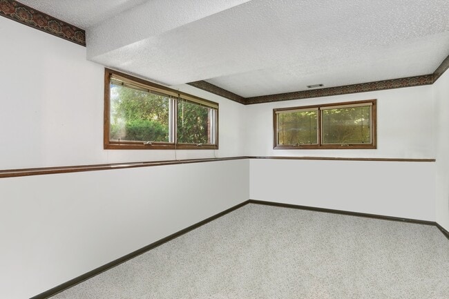 Building Photo - 6610 Pinehurst Ct