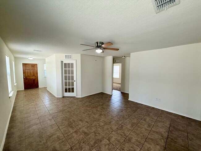 Building Photo - Beautiful 3 bedroom, 2.5 bathroom with an office in a prime New Braunfels location!