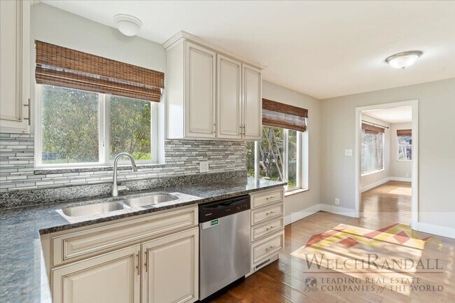 Building Photo - Your Modern, Spacious Retreat Close to Dow...