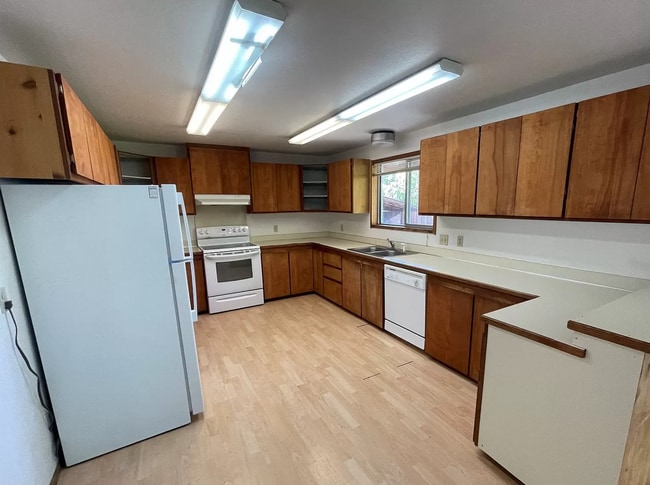 Building Photo - Custom 3 Bedroom Home for Rent
