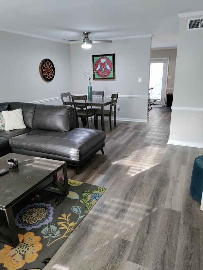 Building Photo - PETS CONDITIONAL + FURNISHED OPTION - Cute Sleepy Hollow Flats-Style Condo!