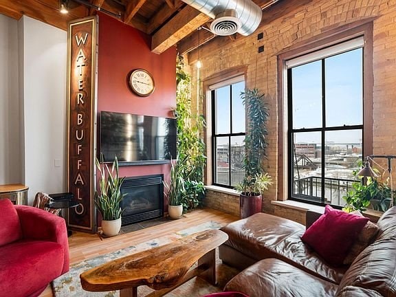 Building Photo - 205 N Water St