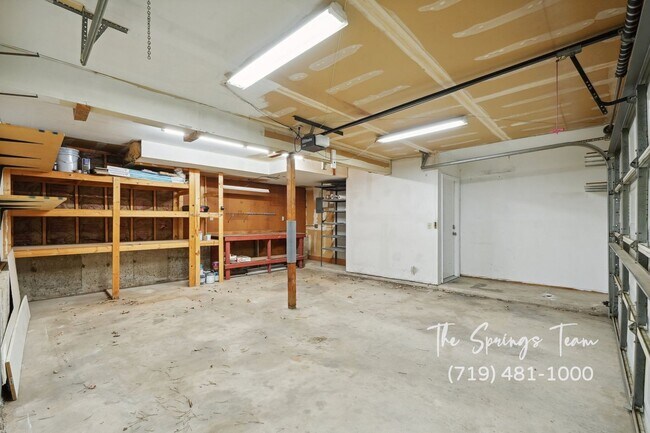 Building Photo - INVITING 3BD HOME w/ SPACIOUS LAYOUT & CHARM - Security Deposit Waiver Available