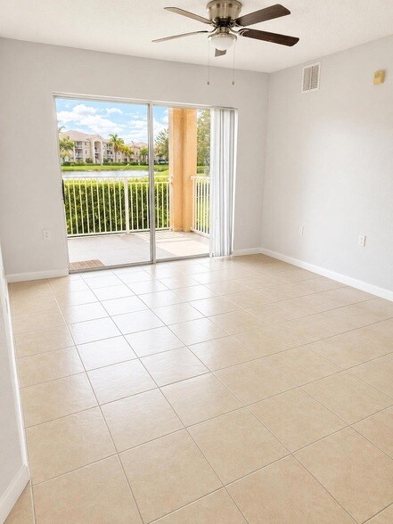Building Photo - 281 SW Palm Dr
