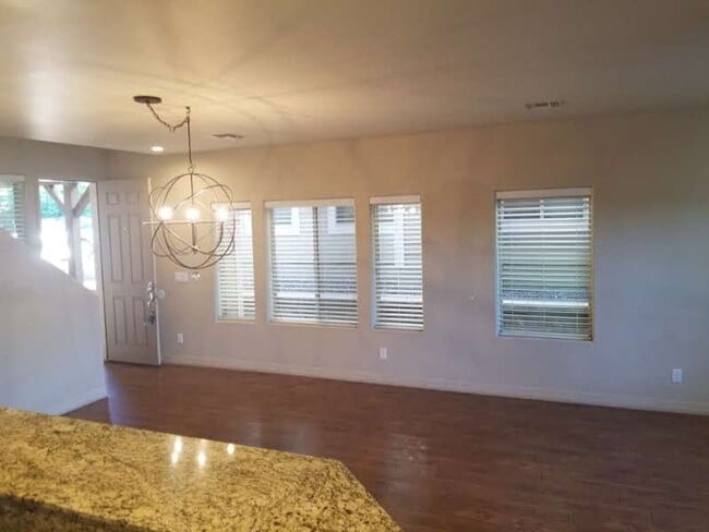 Building Photo - Beautiful, Pet Friendly, Multi-level, 2110 sqft, Luxury Townhouse w/A/C! 3 Bed, 2.5 Bath, + Loft ...