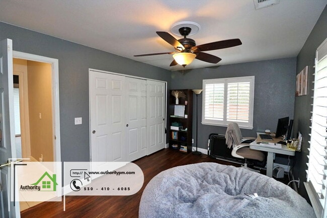 Building Photo - 705 Country Oak Dr