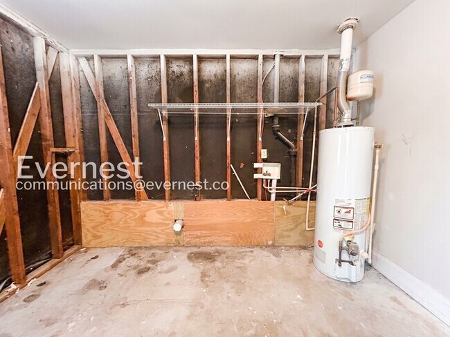 Building Photo - 3 Bed, 2 Bath Home with Garage / Pet-Friendly /  Available Now!