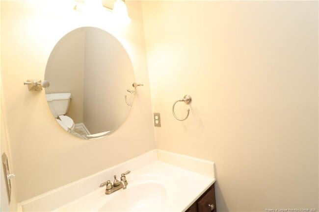 Building Photo - 211 Amberglow Pl
