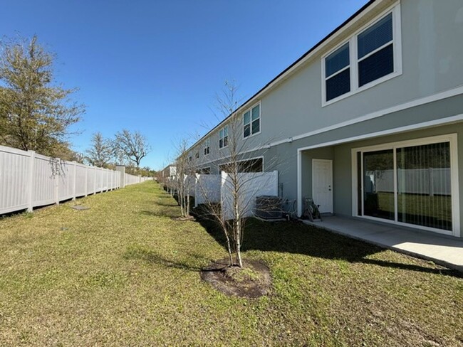 Building Photo - Beautiful 3 bedroom townhome for rent in E...