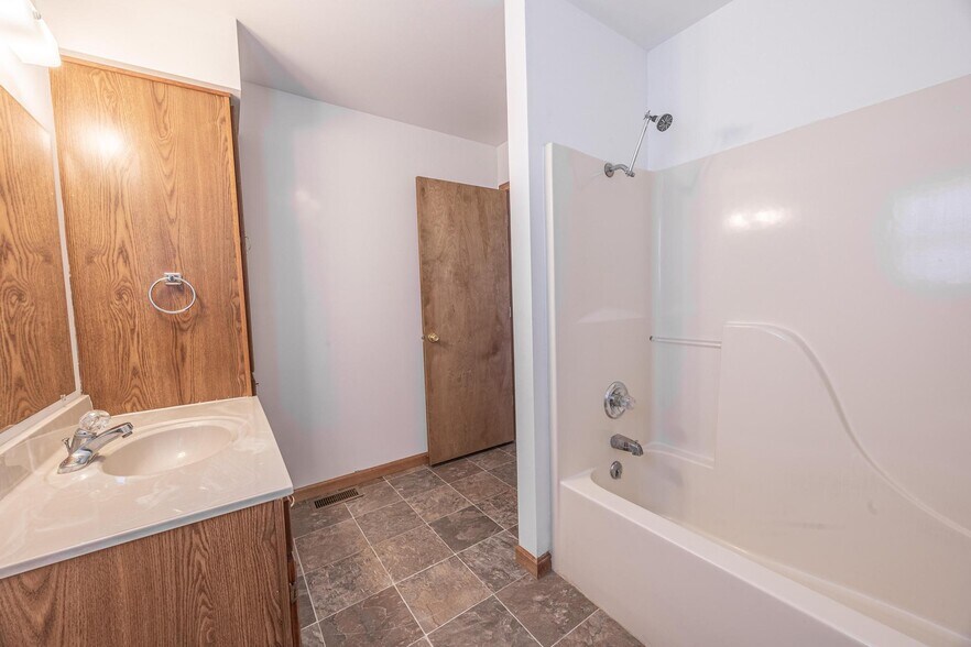 Building Photo - 44 Arlington Ct