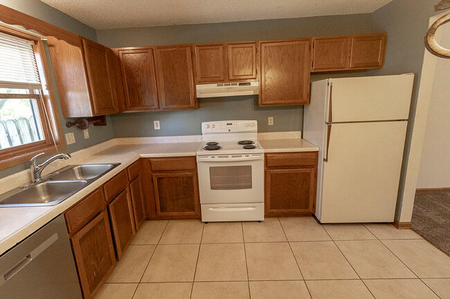 Building Photo - 1304 Millbrook Ct