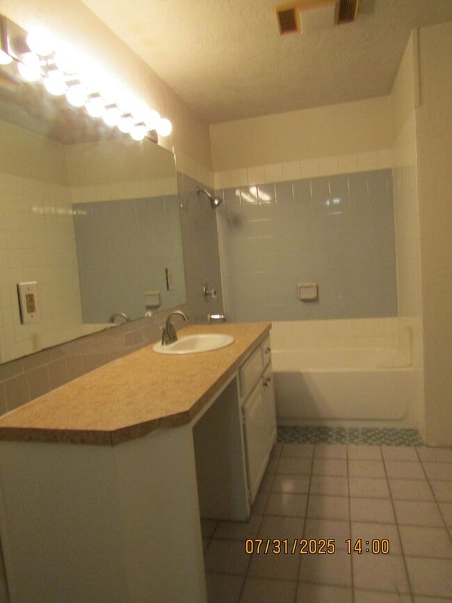 Building Photo - 503 NW Fairway Villa Dr