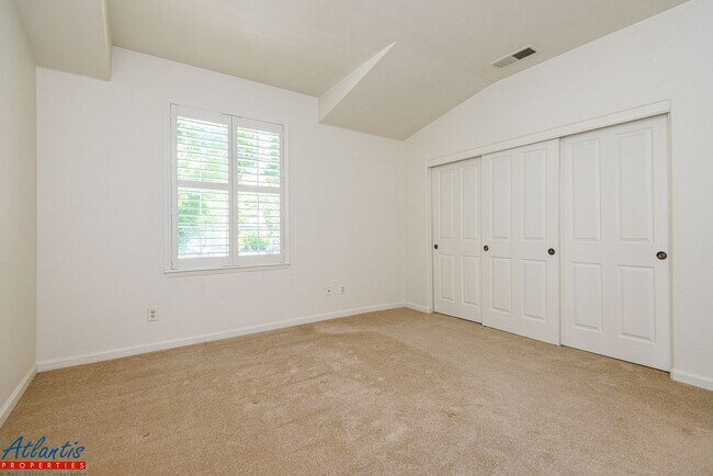 Building Photo - Desirable Evergreen Townhouse