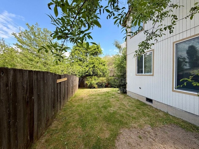 Building Photo - 5847 SW Coventry Pl