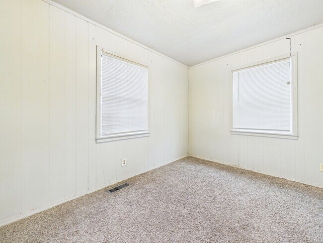 Building Photo - 2 Bedroom 1 bathroom Home