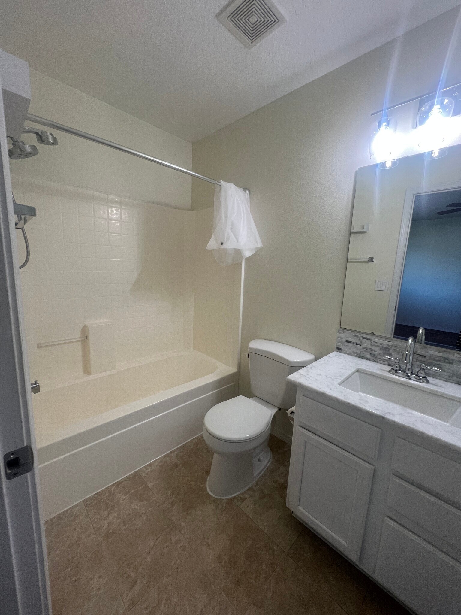 Primary bathroom - 1907 N Thistle Dr
