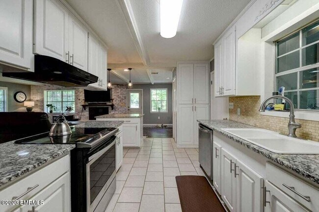 Building Photo - 108 Frances Ave