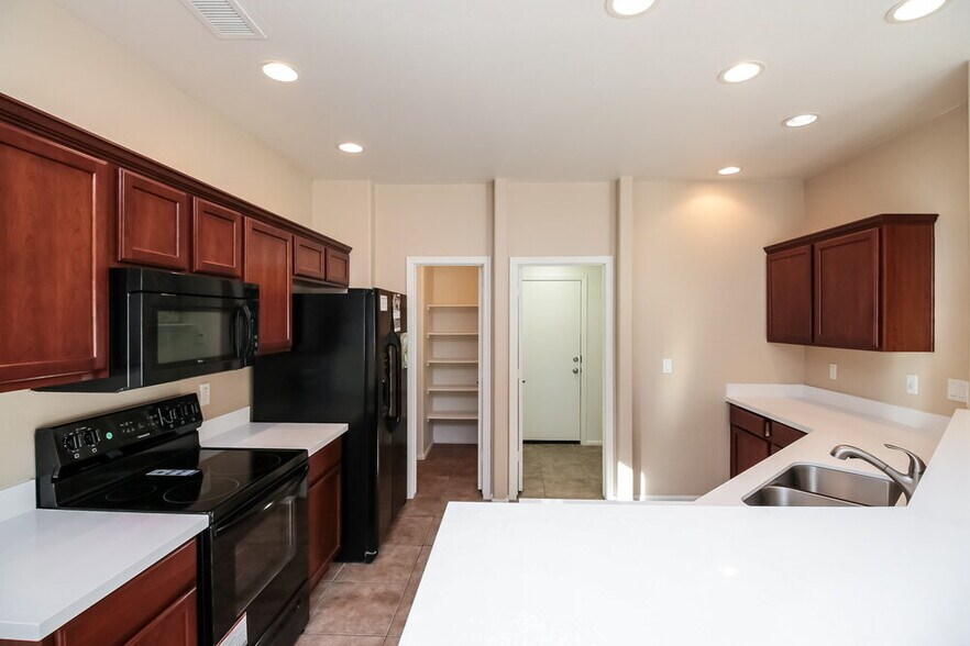 Building Photo - 735 W Fruit Tree Ln