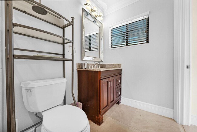 Building Photo - 836 Orchid Dr